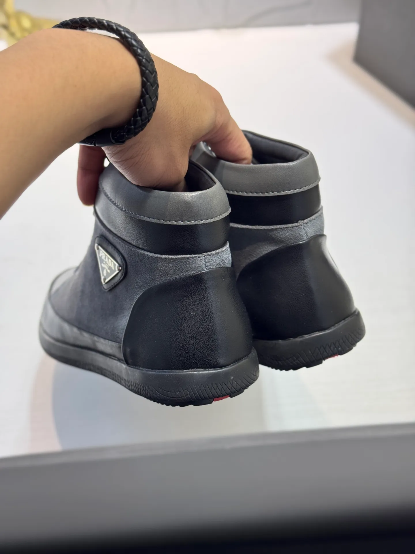 Men's Men's Shoes 💰460 [New Style] 🎻🎻PRADA*⚡️Prada~ The latest classic high-top men's shoes official website has launched a 1:1 copy, synchronized with Hong Kong counters, and on the same catwalk; all made of calf Leather ➕Imported soft and comfortable sheepskin lining, 🍡🍡original 1:1 rubber outsole, non-slip and wear-resistant; comfortable on the feet, attractive style, fine workmanship, and simple and neat shoe last, showing a man's courage and toughness. Size: 38-44 (45 customized